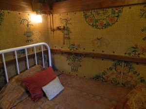 William Gillette was tall but his bed was short.