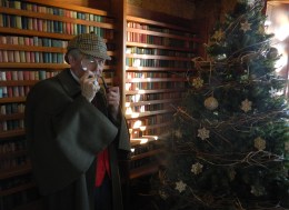 In the upstairs library, a guide takes on the persona of William Gillette in his most famous role of Sherlock Holmes.